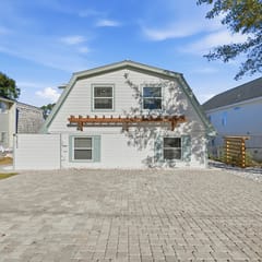 The Oak Cottage on Crystal Lake, 4BR/2BA, Sleeps 10