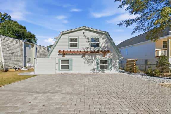 The Oak Cottage on Crystal Lake, 4BR/2BA, Sleeps 10 - Image 1