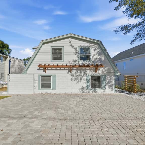 The Oak Cottage on Crystal Lake, 4BR/2BA, Sleeps 10 - Image 1
